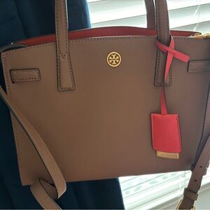 New, used 1x, Tory Burch satchel. Was a gift & would like to find it a n…